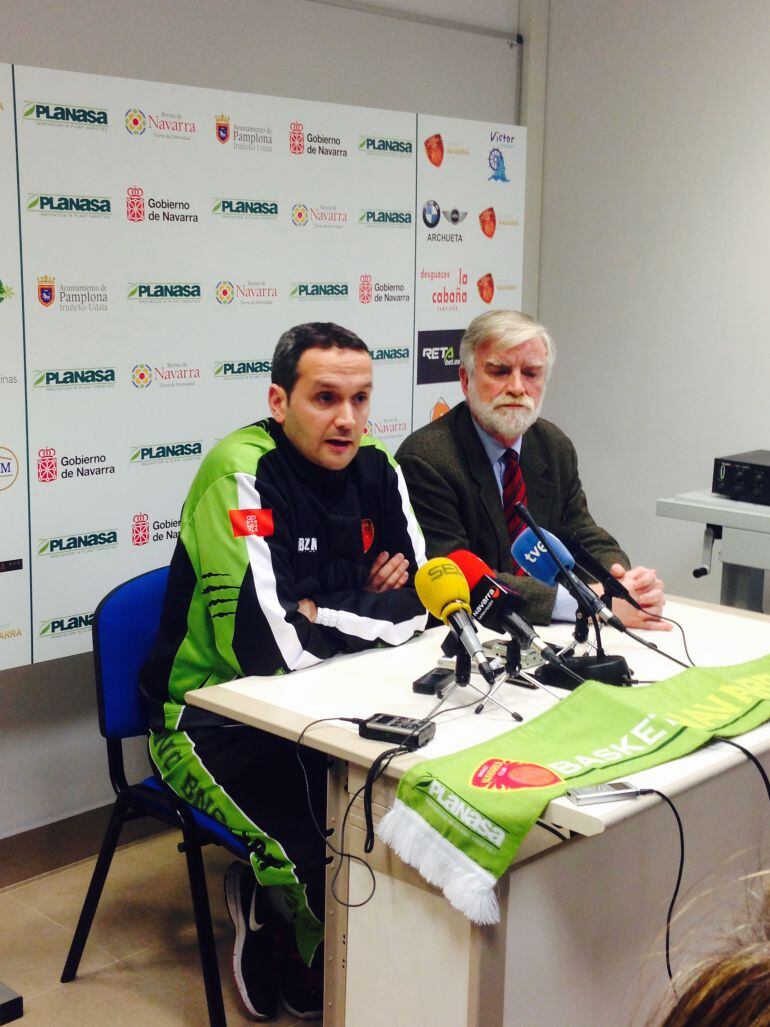 Carlos Frade, junto al Presidente de Basket Navarra, Javier Sobrino, en su presentación como entrenador de Planasa Navarra.