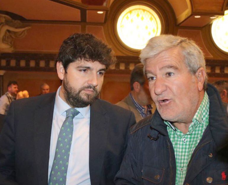 López Miras, junto al representante de Fecoam, con el que comparte su posición contraria a la ley de medidas urgentes del Mar Menor.