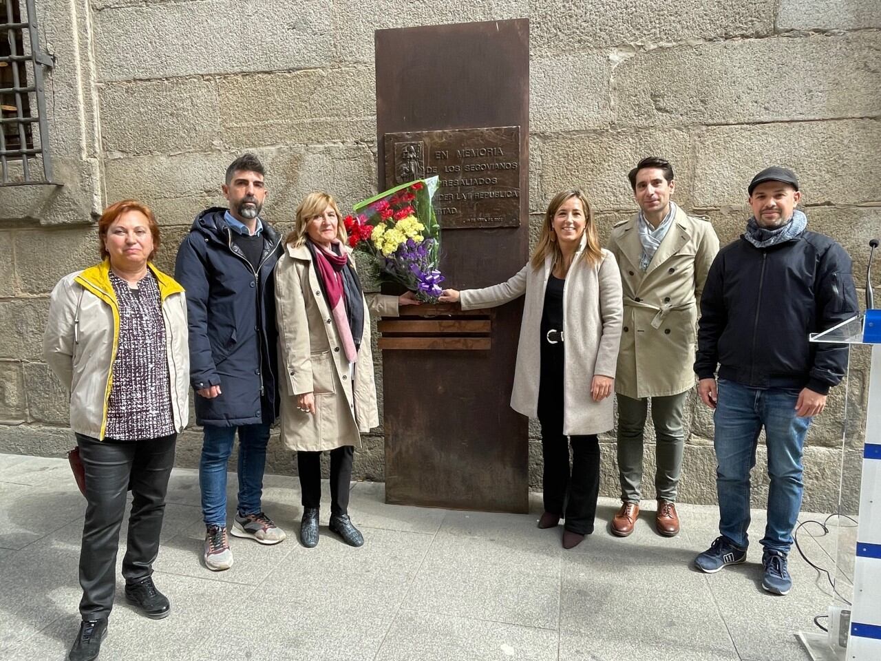 Ofrenda de flores en la Casa de la Lectura