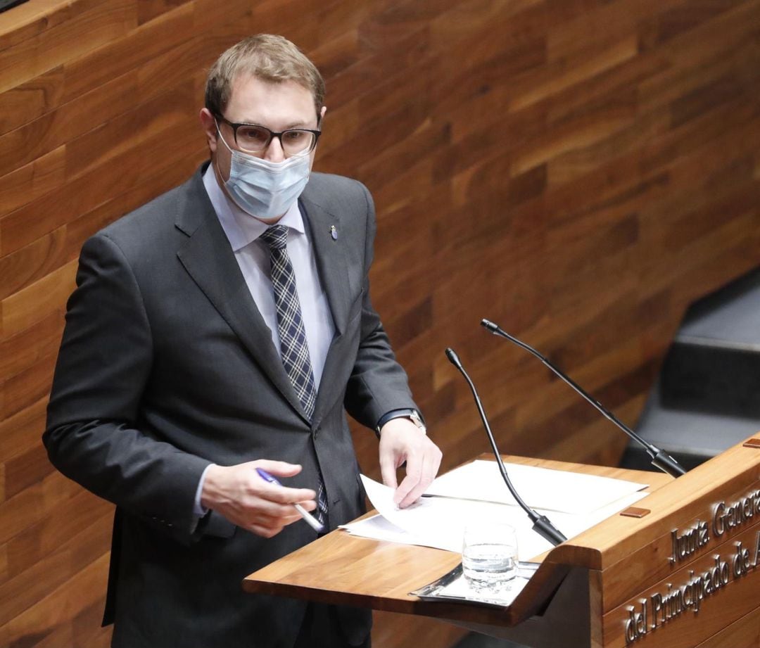 Adrián Pumares durante una intervención desde la tribuna de oradores de la Junta General