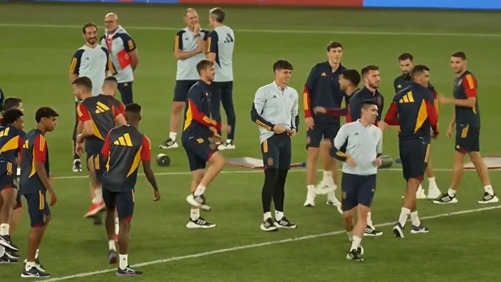 Jugadores de la Selección española entrenan en Tbilisi con zapatillas