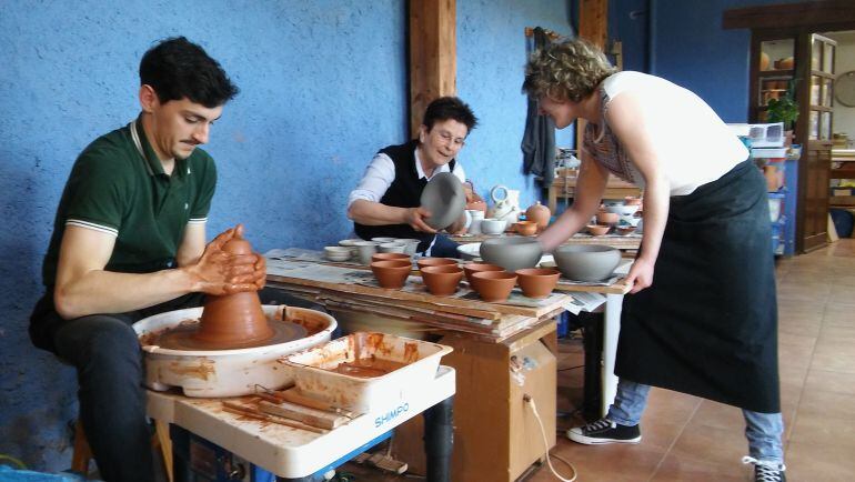 Usía, Gómez de Segura y Gorosabel trabajando ene l taller del museo vasco de alfarería.