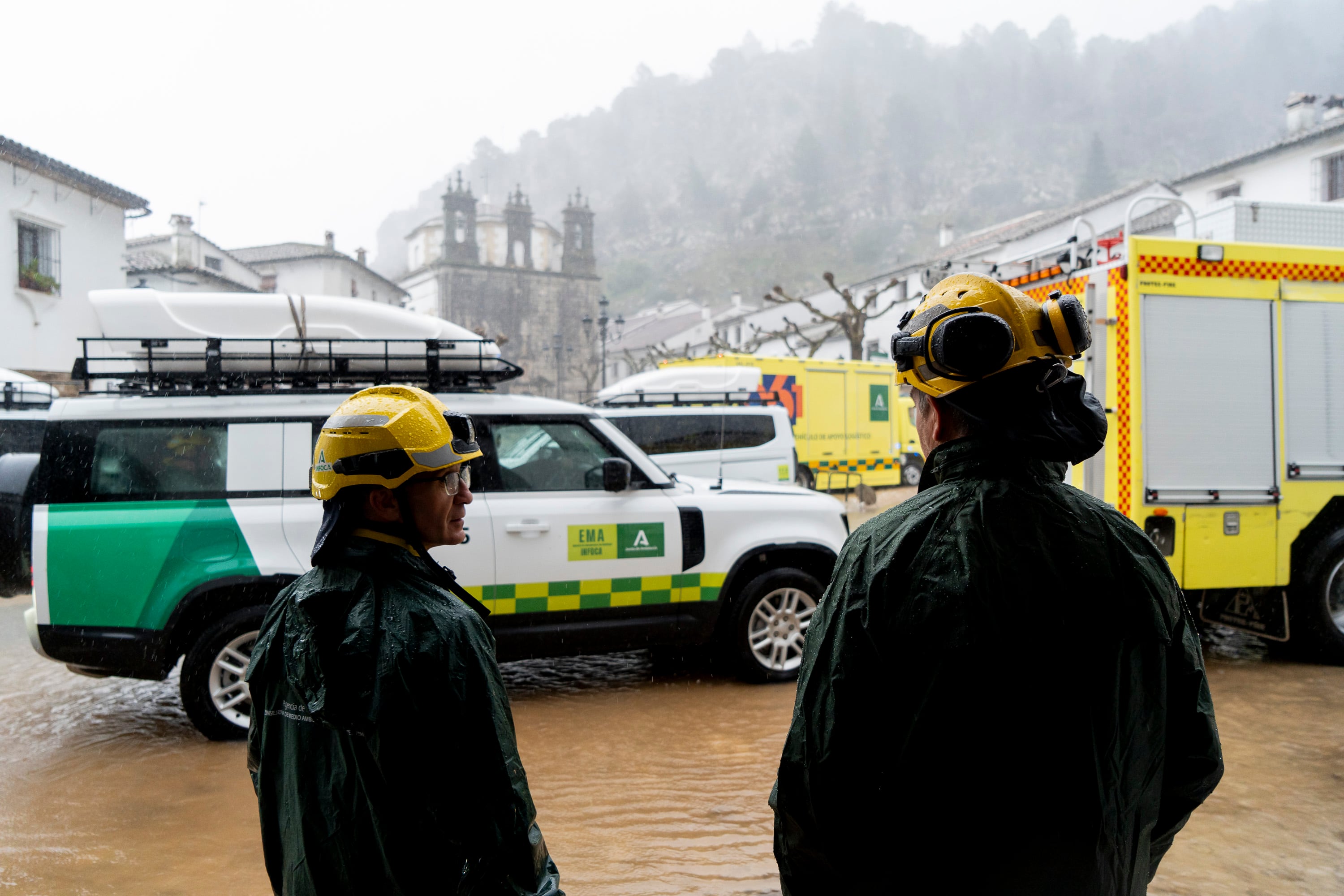 Bomberos del INFOCA durante las inundaciones provocadas por la borrasca Leonardo en Grazalema (Cádiz).