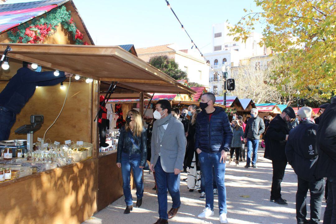Antonio Frances, alcalde de Alcoy, ha inaugurado este mediodía el Mercat de Nadal acompañado por la edil de Comercio, Vanessa Moltó, y concejales de la Corporación Municipal.