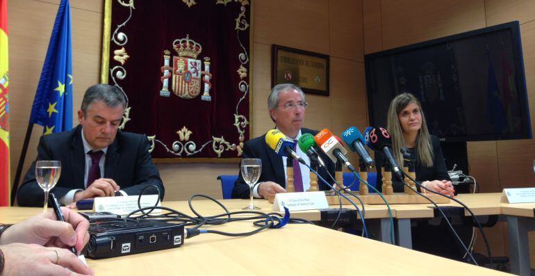 El subdelegado del Gobierno, Javier de Torre, presenta los avances en medidas contra la violencia de género