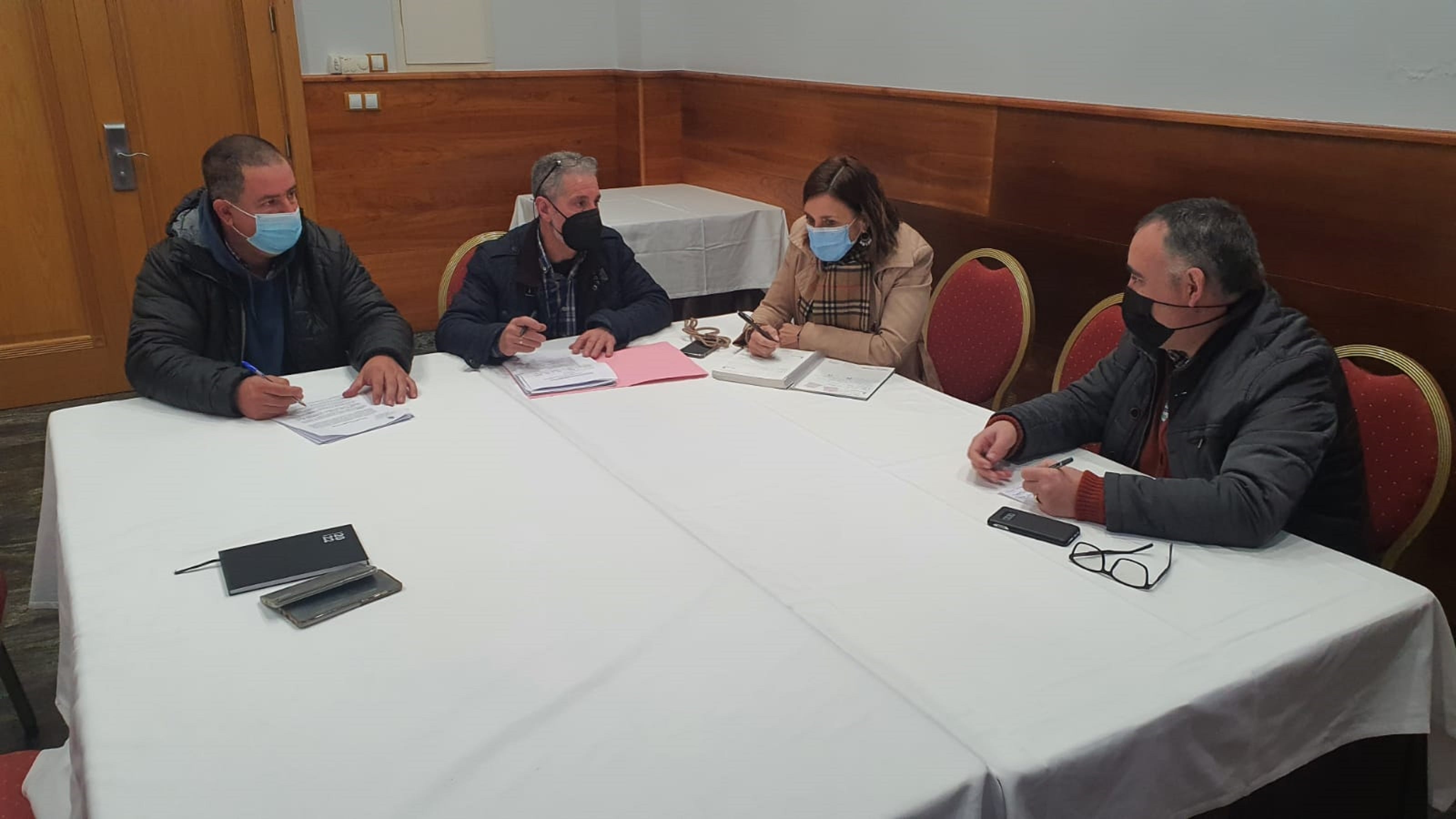 La secretaria de Organización del PRC, Paula Fernández Viaña, reunida con integrantes del Comité Local de Arredondo junto al vicesecretario de Organización.