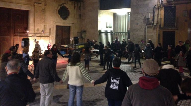 Imatge de la vetllada a la Plaça del Castell de Reus durant la festa d'hivern de Sant Sebastià.