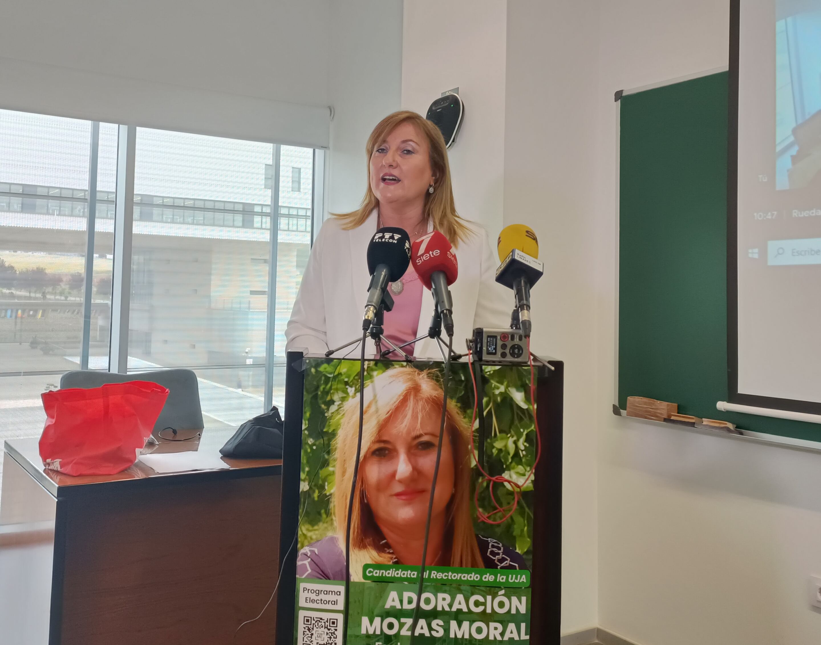 Adoración Mozas ofrece rueda de prensa en Linares.