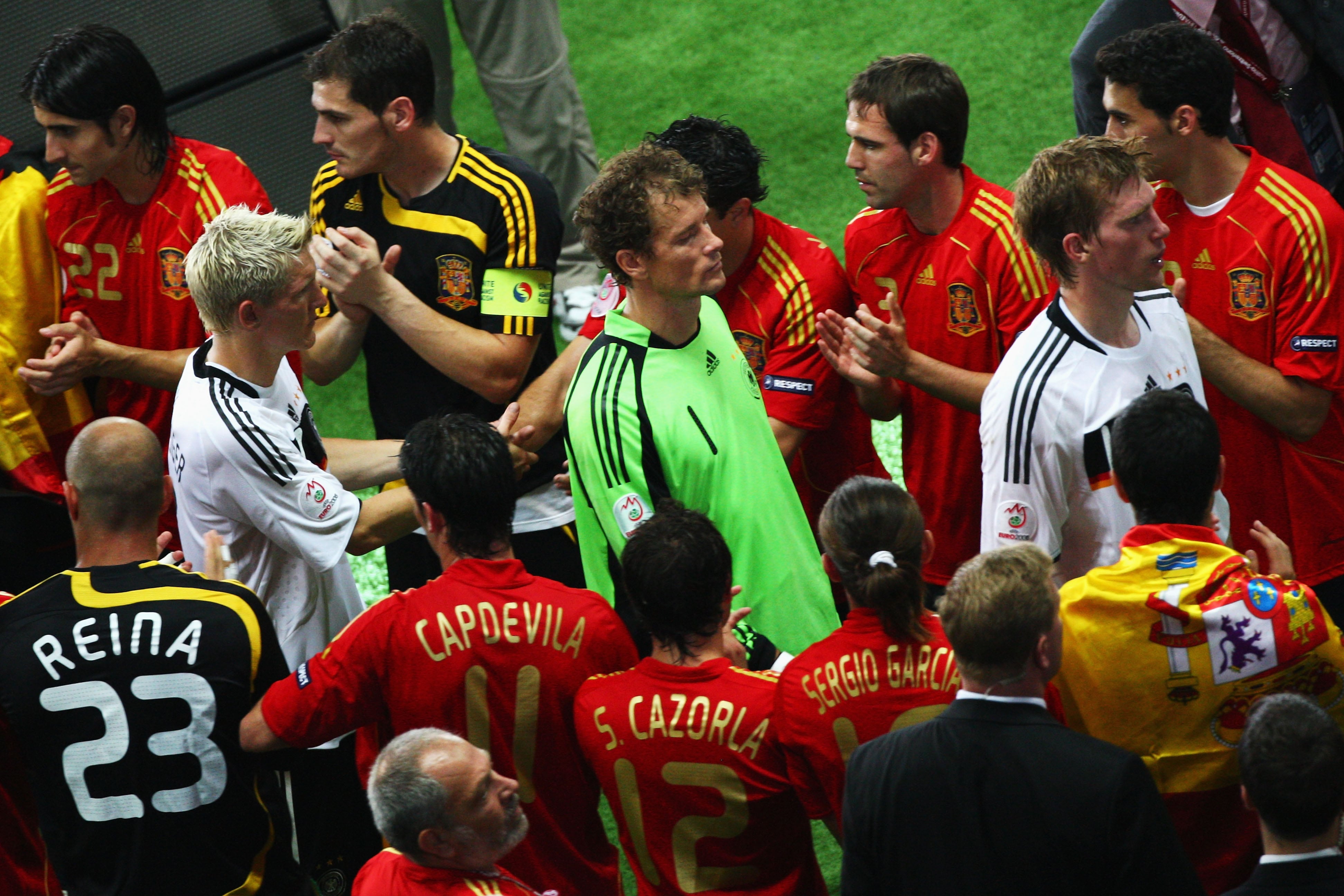 Jens Lehmann recibe los aplausos de los jugadores de la Selección tras perder la final de la Eurocopa de 2008