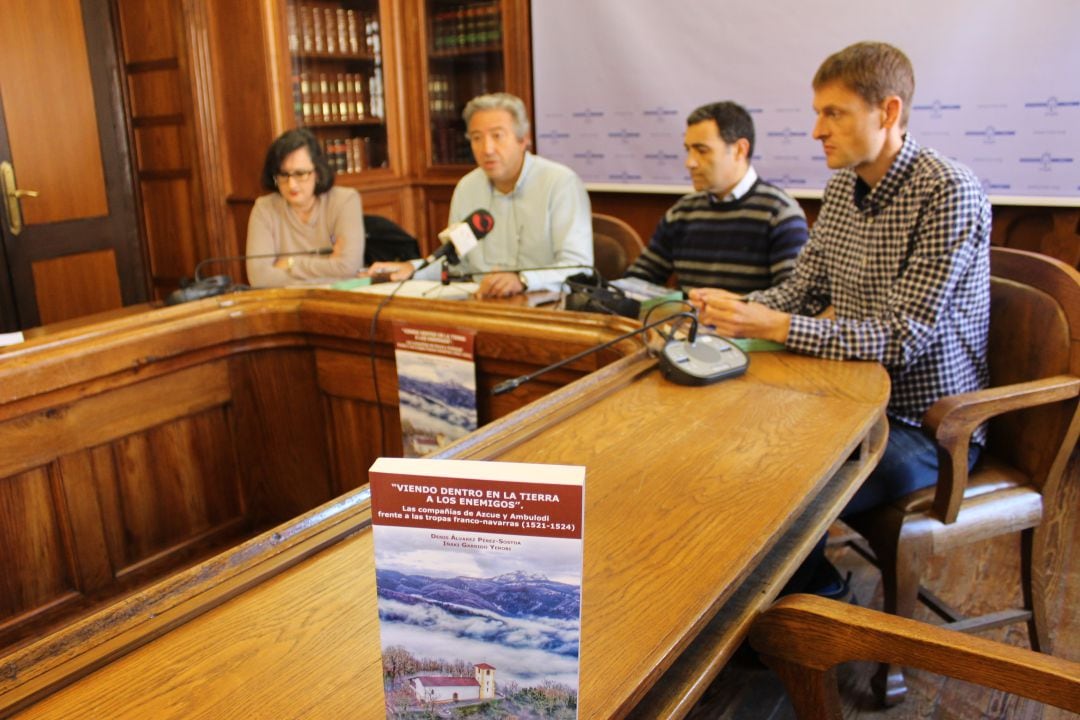 Sagrario Arrizabalaga, responsable del Archivo Municipal y Pedro Alegre, delegado de Sociedad de la Información, junto a los autores de la publicación Iñaki Garrido Yerobi y Denis Alvarez Pérez-Sostoa.