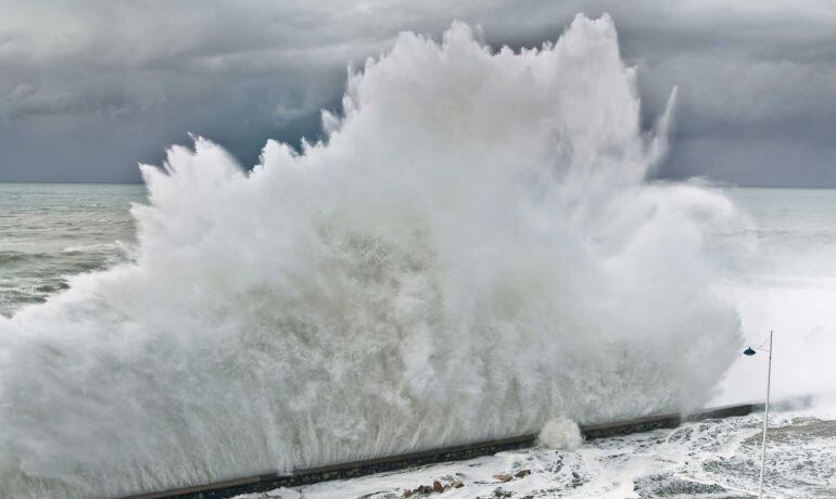 Fuerte oleaje en la costa, uno de los fenómenos que suelen causar destrozos en Gipuzkoa. 