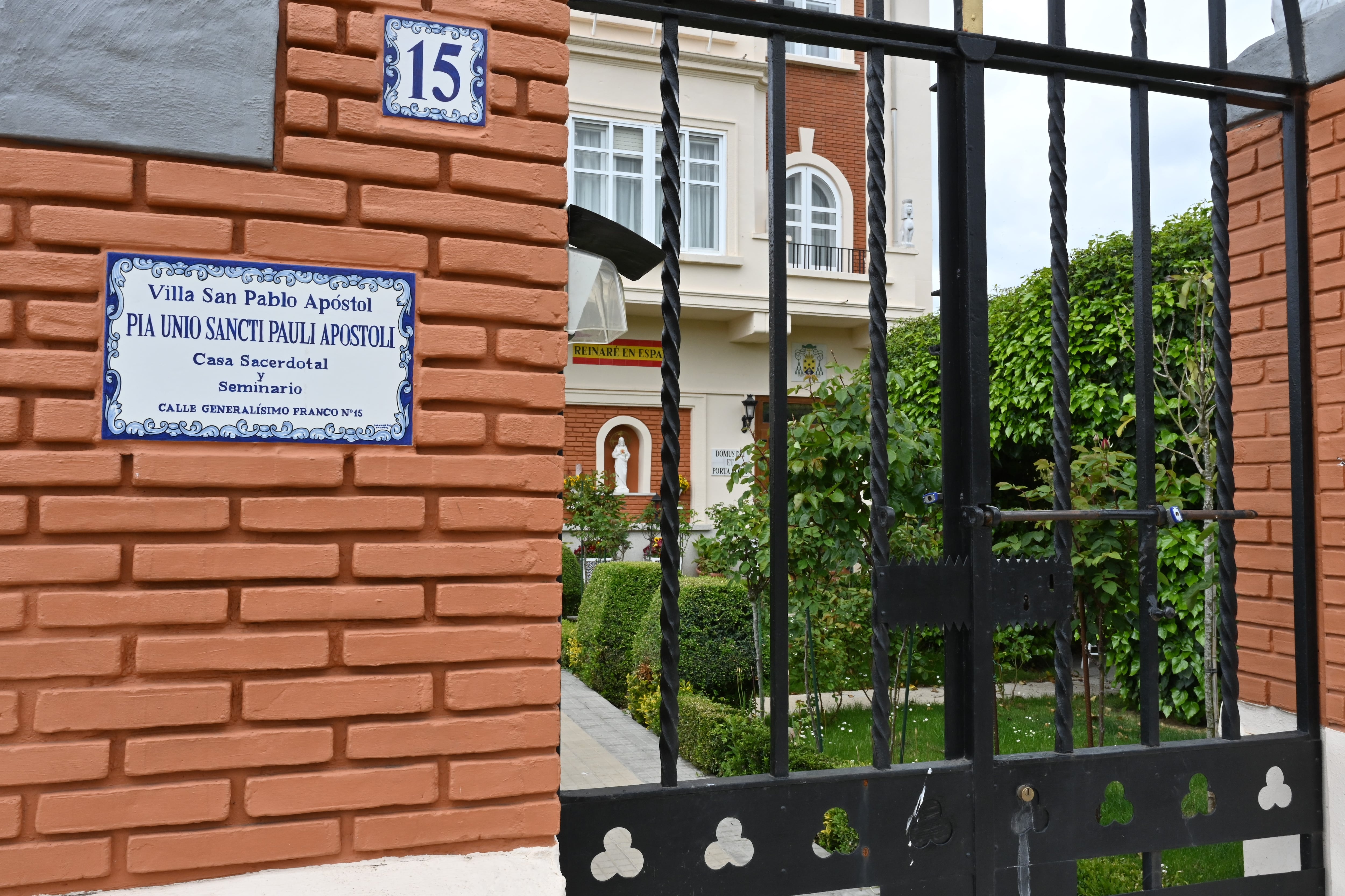 El edificio de la Pia Unio del falso obispo Pablo de Rojas que funciona como casa sacerdotal y seminario en Alar del Rey, luce una placa con su ubicación en la calle Generalísimo Franco, contraviniendo, con doctrina y dirección, a la Iglesia Católica y la Ley de Memoria Democrática.