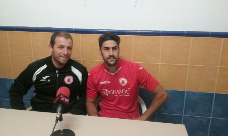 Juanma junto a Abel García durante su presentación.