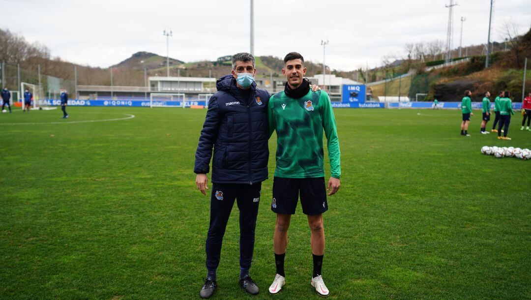Carlos Fernández posa con Imanol antes de su primera entrenamiento en Zubieta