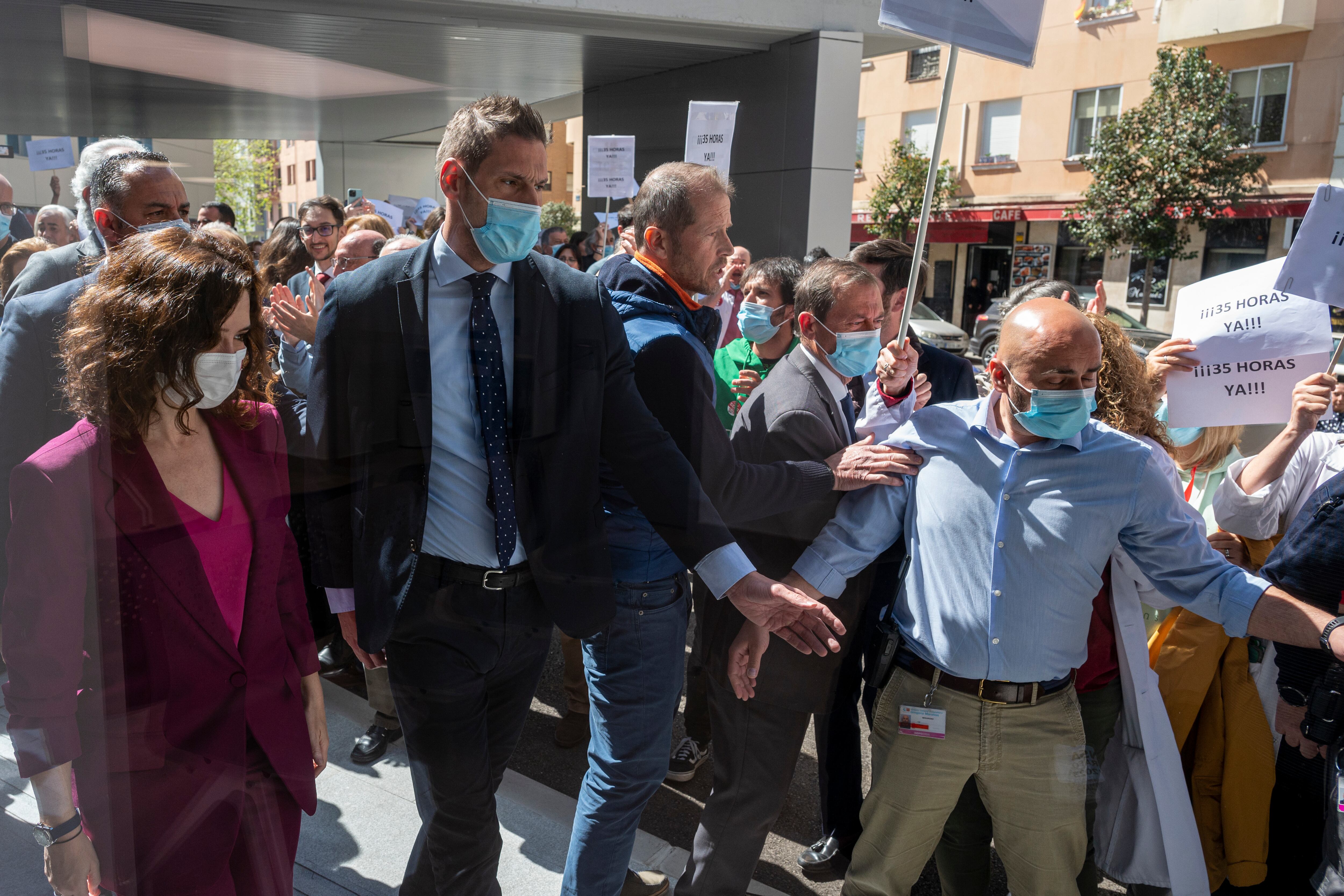 Un grupo de sanitarios se manifiesta en contra de la visita de la presidenta de la Comunidad de Madrid, Isabel Díaz Ayuso este miércoles al nuevo Hospital Oncológico y de Terapias Avanzadas del Hospital General Universitario Gregorio Marañón de Madrid