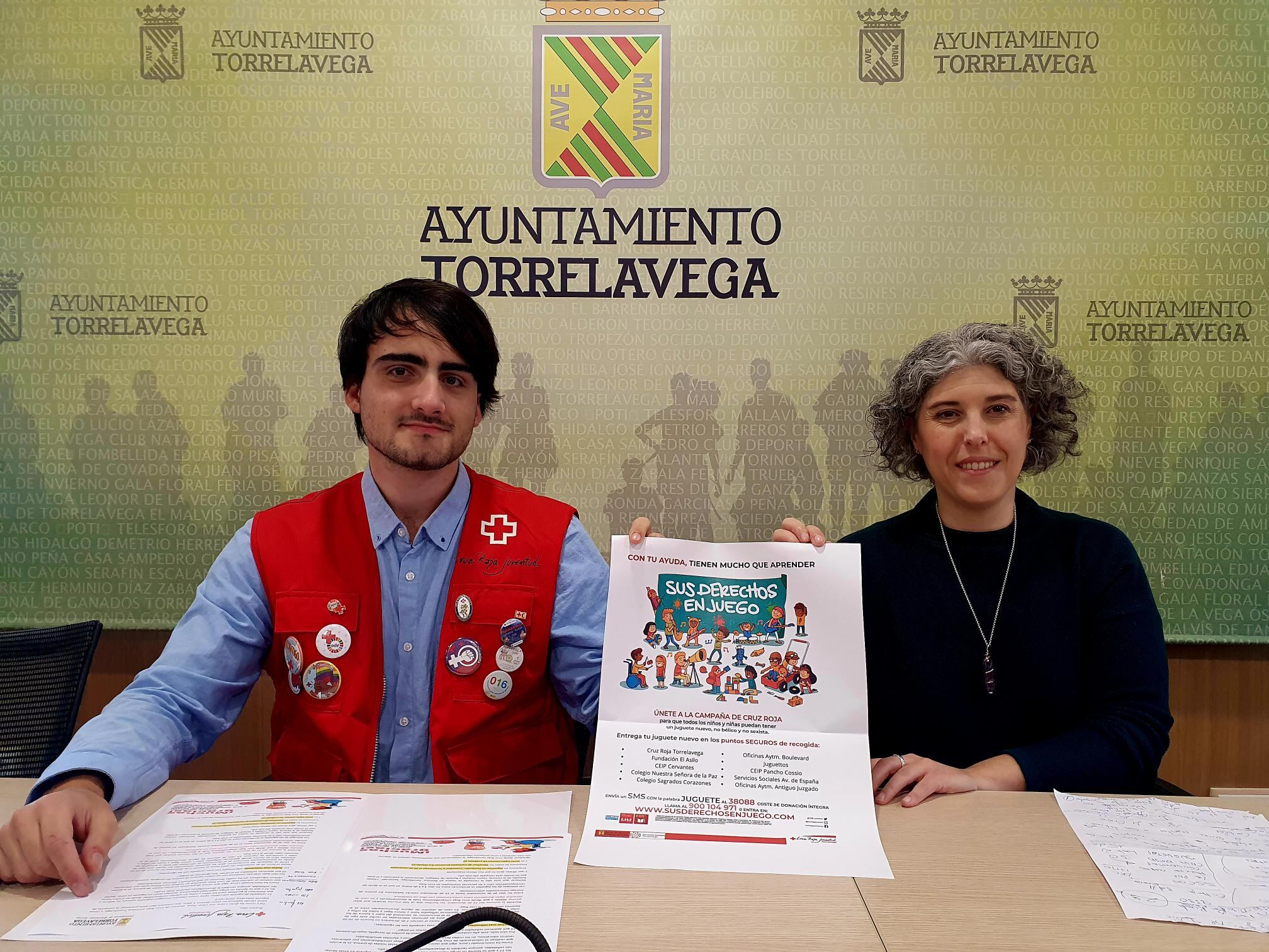 César Haya, director de Cruz Roja Juventud, y Laura Romano, concejala de Bienestar Social de Torrelavega en la presentación de la campaña &quot;Sus derechos en juego&quot;