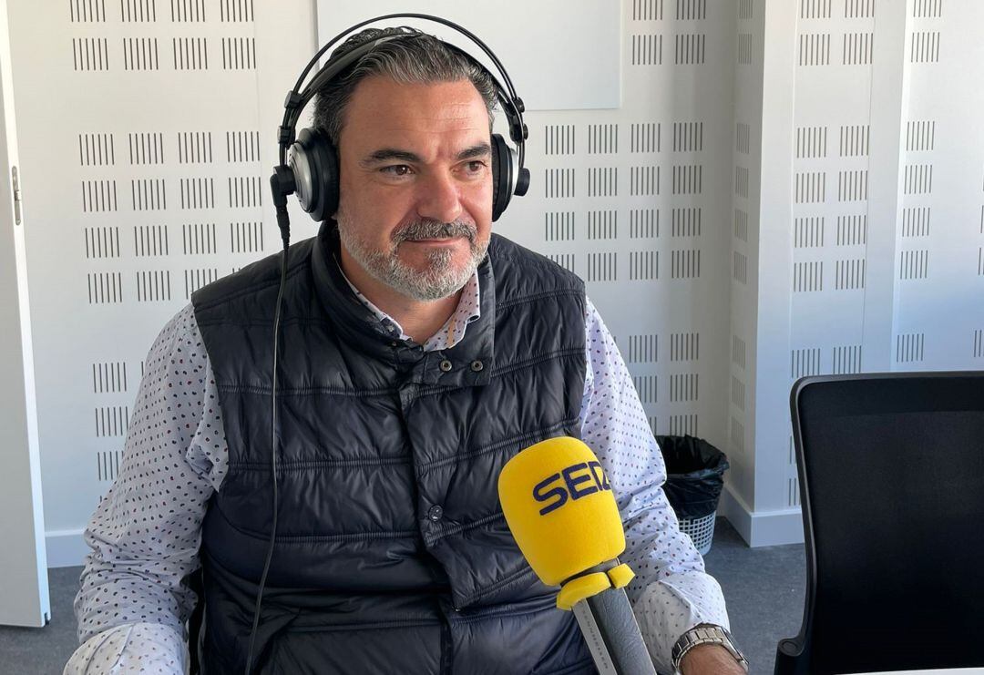 El alcalde de L&#039;Alfàs del Pi, Vicente Arqués, en los estudios de Radio Benidorm