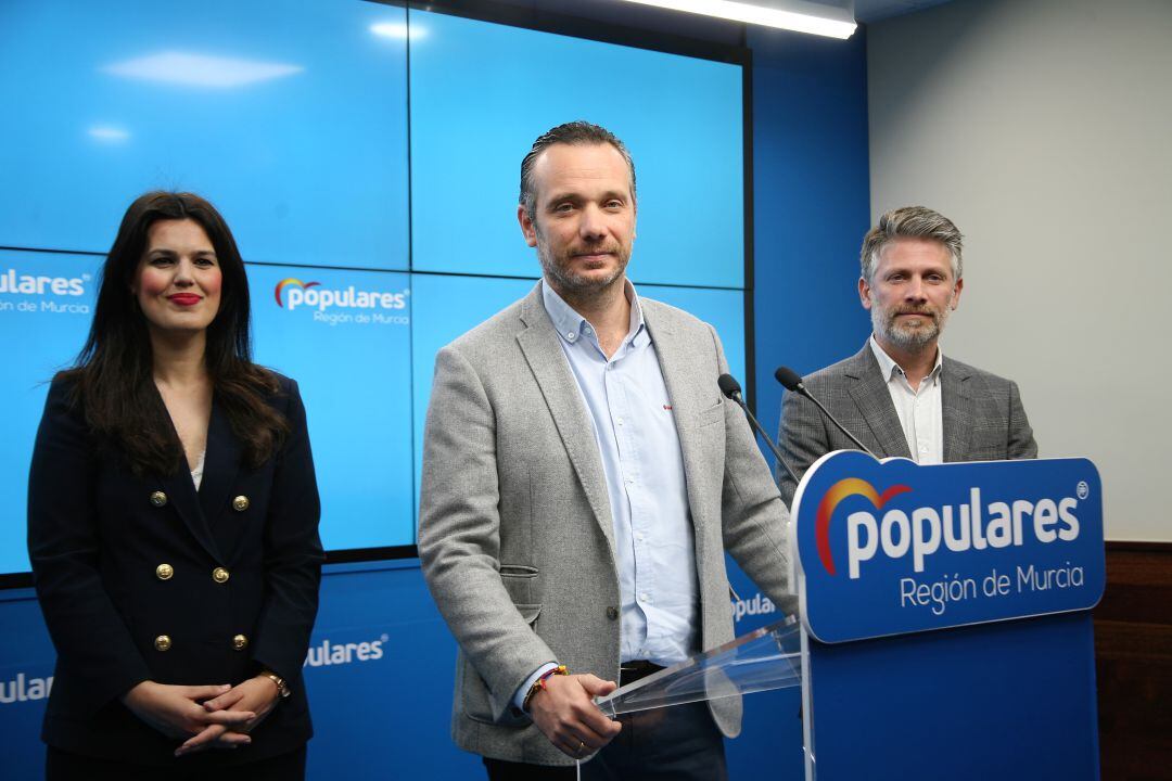 El portavoz del Grupo Parlamentario Popular, Joaquín Segado, la viceportavoz Miriam Guardiola y el diputado regional, Víctor Martínez-Carrasco 