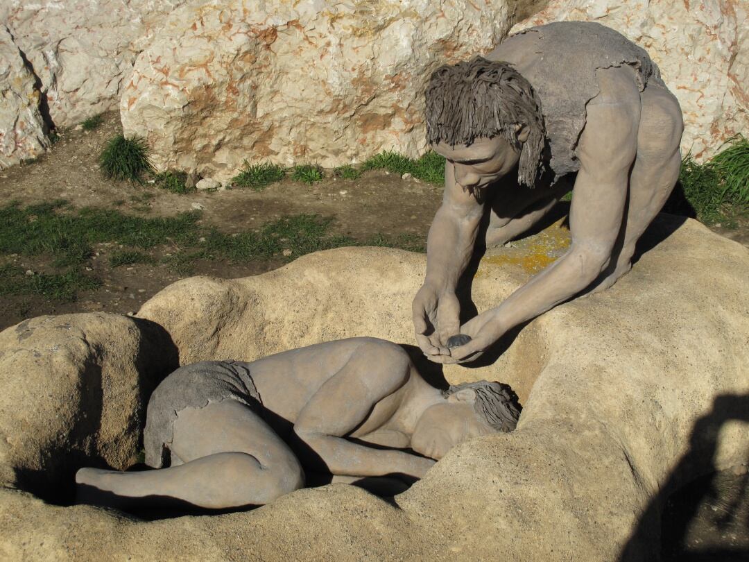 Recreación de un enterramiento en el Parque Arqueológico de Atapuerca, Burgos