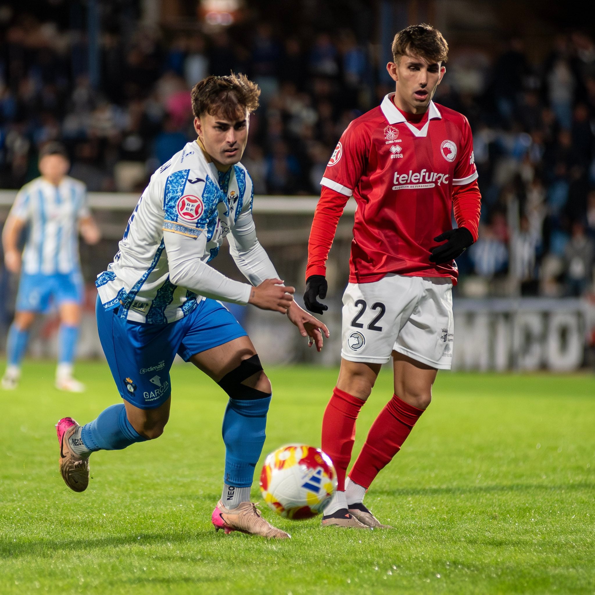 Iván Ayllón disputa el balón con Juanma de Unionistas