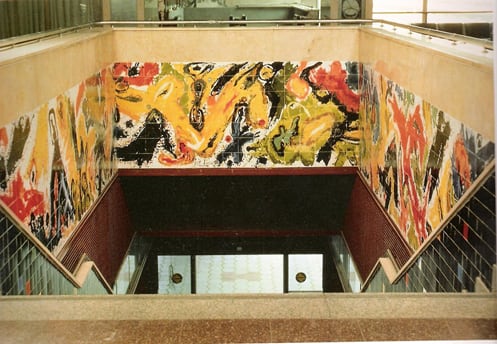 &quot;Verdes, por donde pasa un estremecimiento&quot; (del poema: “La hora del pastor”) Homenaje a Paul Verlaine. Mural completo de la escalera de acceso a los andenes 14-15 de Chamartín