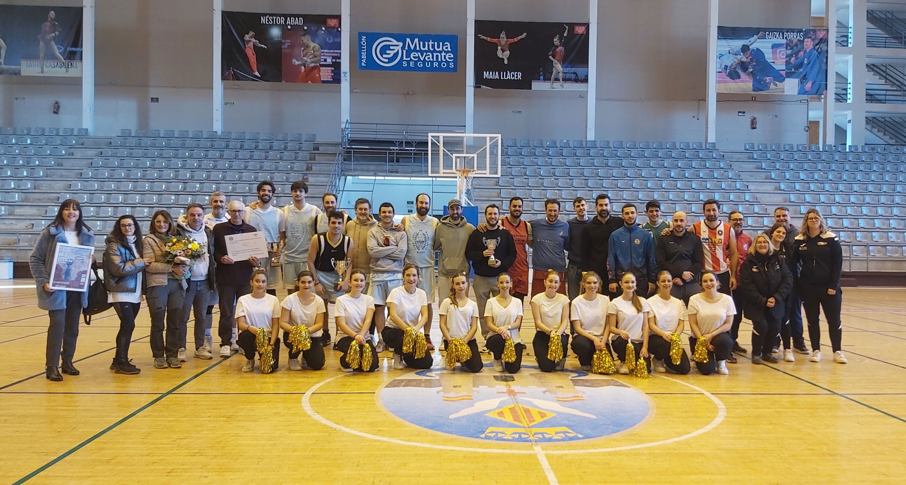 Foto de familia final con jugadores, técnicos, cheerleaders, árbitros, autoridades y homenajeados