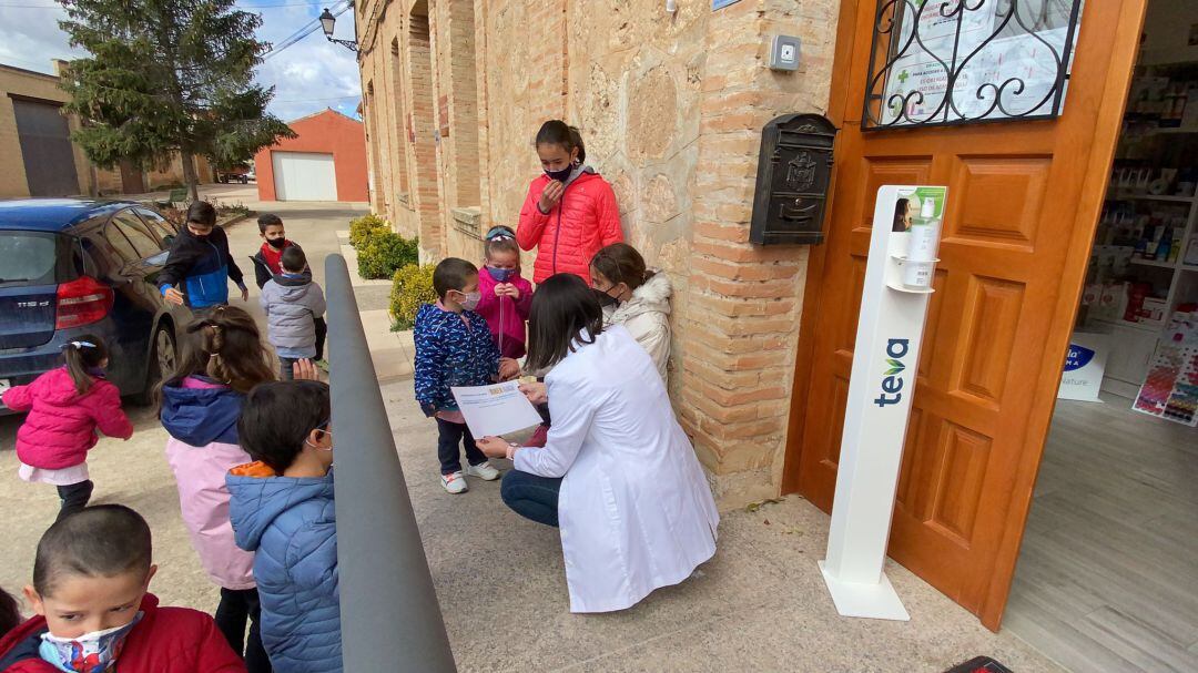 Los pequeños, con la farmacéutica de Vadocondes