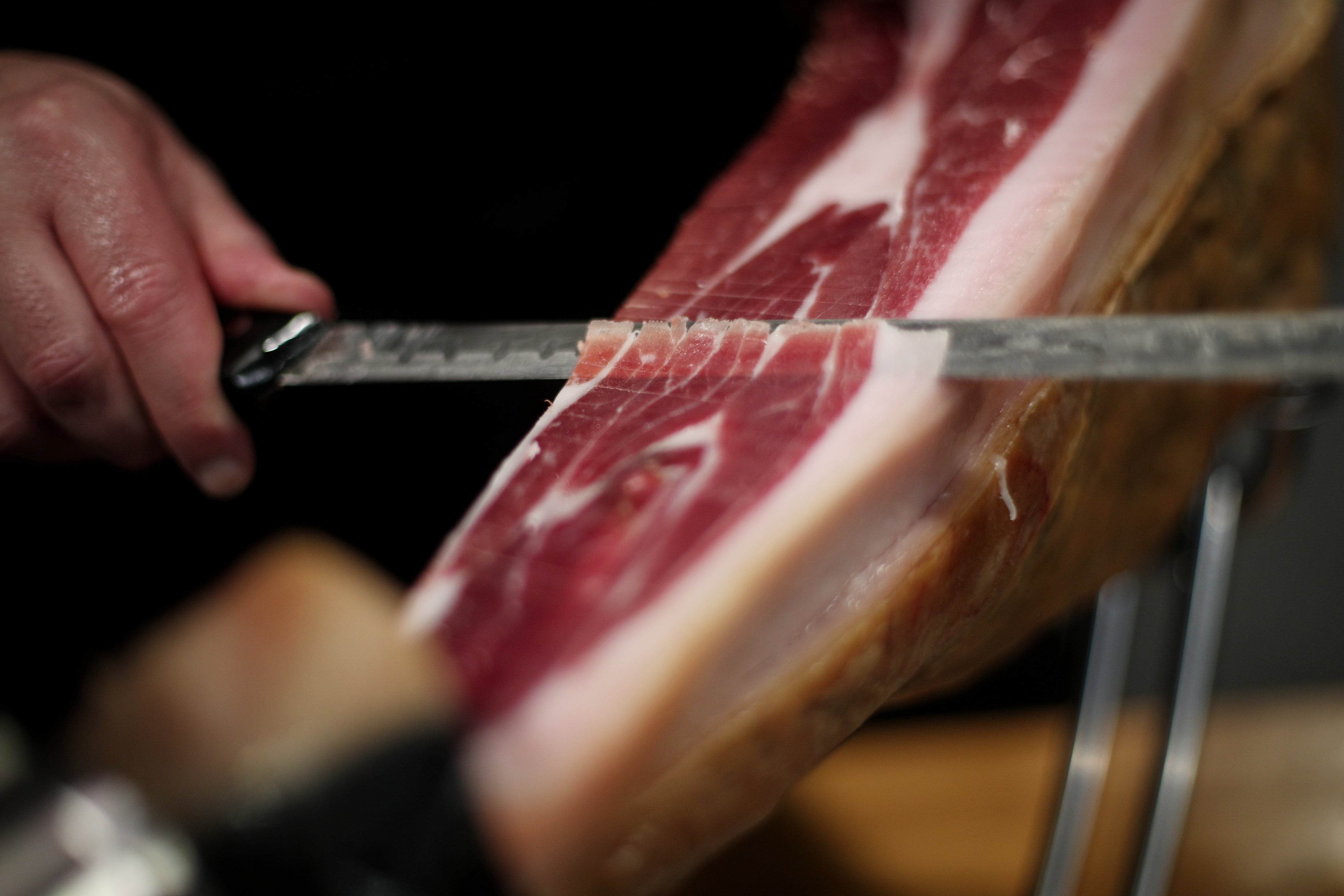 Cortando jamón ibérico en Fitur 2020.