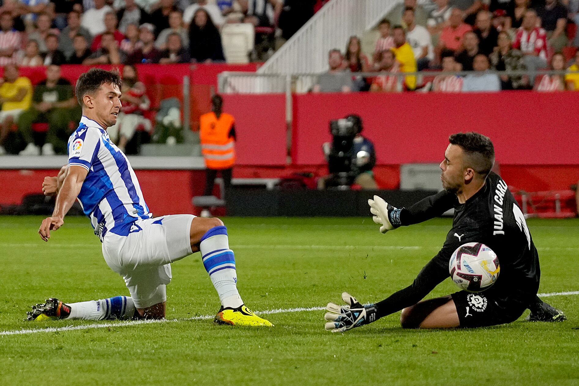 GIRONA, SPAIN - OCTOBER 02: Martin Zubimendi of Real Sociedad  scores the fourth goal for Real Sociedad during the LaLiga Santander match between Girona FC and Real Sociedad at Montilivi Stadium on October 02, 2022 in Girona, Spain. (Photo by Alex Caparros/Getty Images)