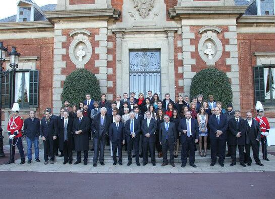 Todos los galardonados con el premios Ondas se han hecho este mediodía la tradicional foto de familia horas antes de que esta noche recojan sus respectivos premios