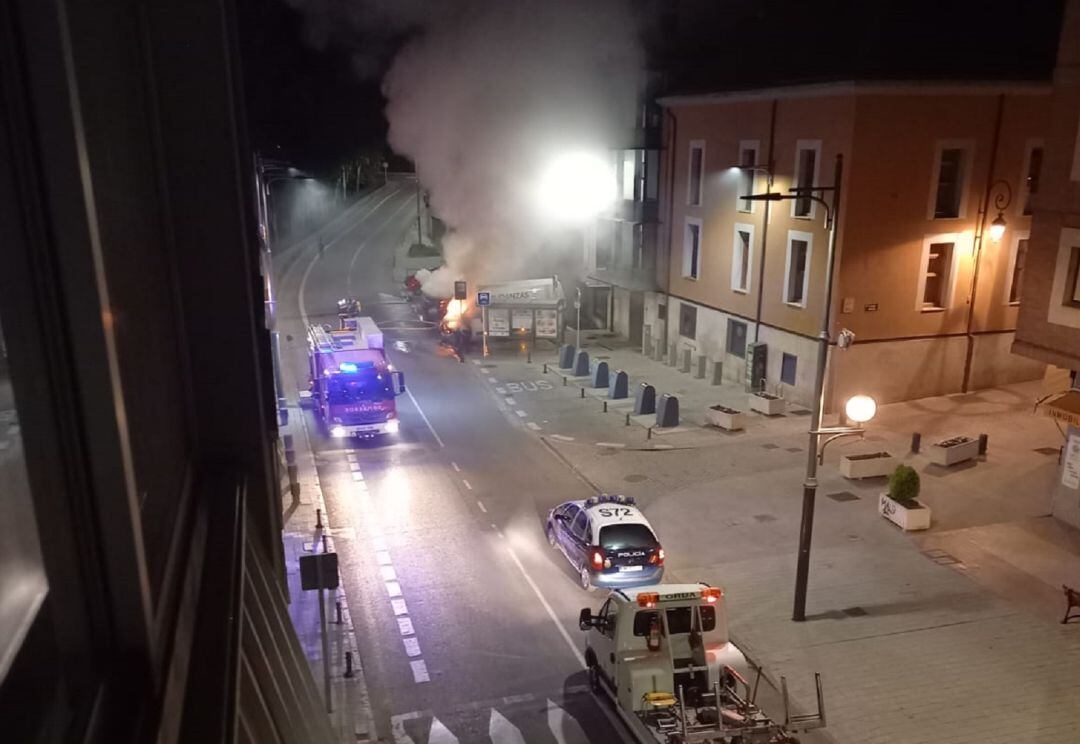 El fuego afectó a cuatro vehículos aparcados