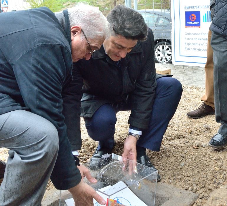 El Presidente del Banco de Alimentos de Alcorcón, Francisco García y el alcalde de Alcorcón, David Pérez, colocan la primera piedra de la nueva sede del Banco de Alimentos de Madrid