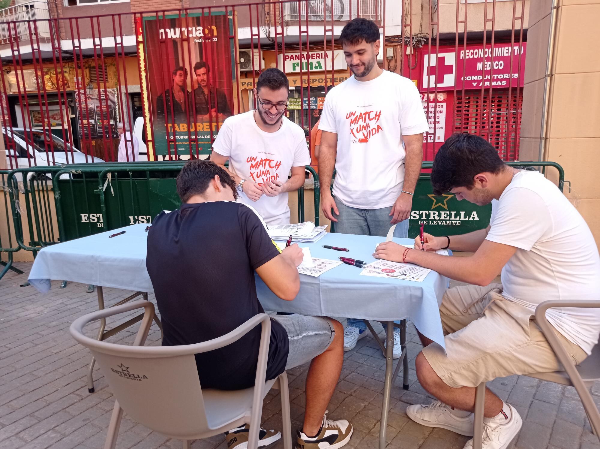 Mariano y su amigo se inscriben en el registro de donantes de médula ósea