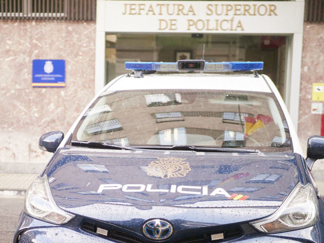 Un coche de policía permanece aparcado en la Jefatura Superior de Policía, en Pamplona