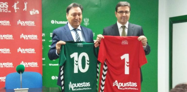 Fernando Collado y Antonio Pulido posan con el nuevo patrocinador de la camiseta del Toledo