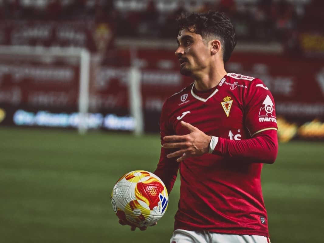 Jorge Mier, lateral del Real Murcia, con el balón durante un partido en el Enrique Roca.