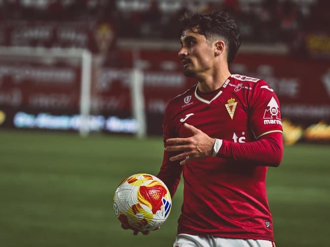 Jorge Mier, lateral del Real Murcia, con el balón durante un partido en el Enrique Roca.
