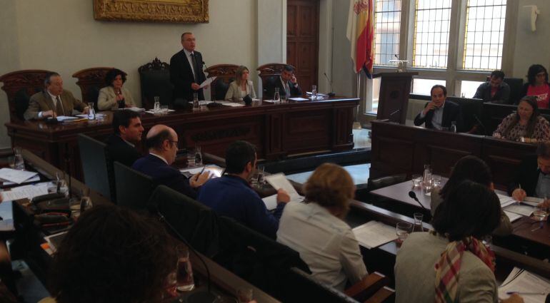 L'alcalde, Carles Pellicer, donant inici al plenari d'aquest divendres a Reus.