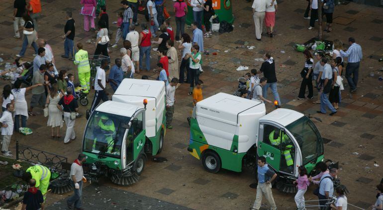 Trabajadores de limpieza del Ayuntamiento durante las fiestas de Vitoria