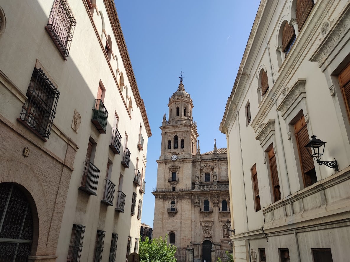 Vista frontal de la Catedral de Jaén en un día soleado.