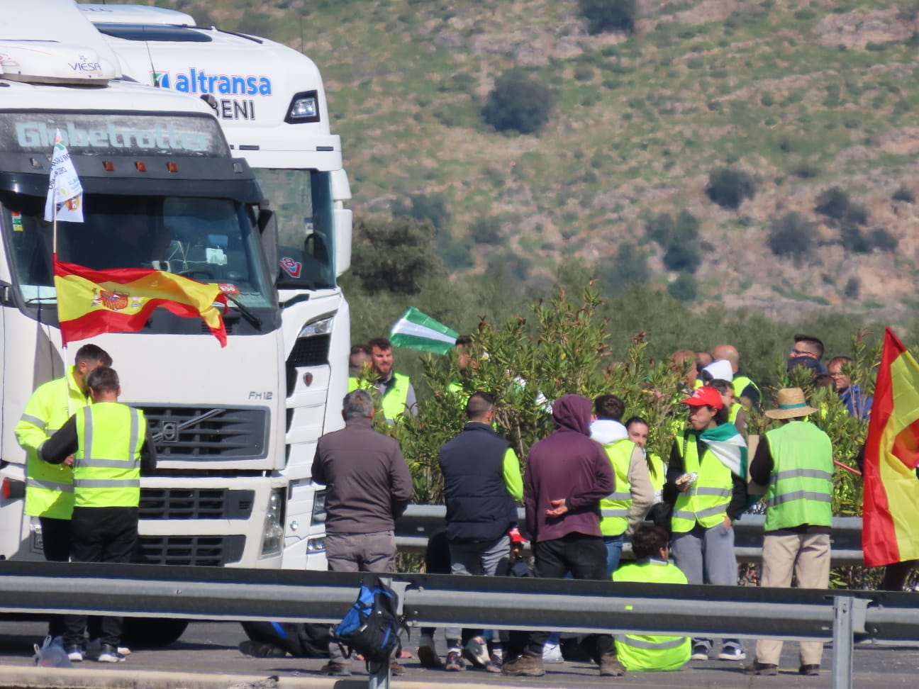 Los agricultores cortando la A-45 en Lucena