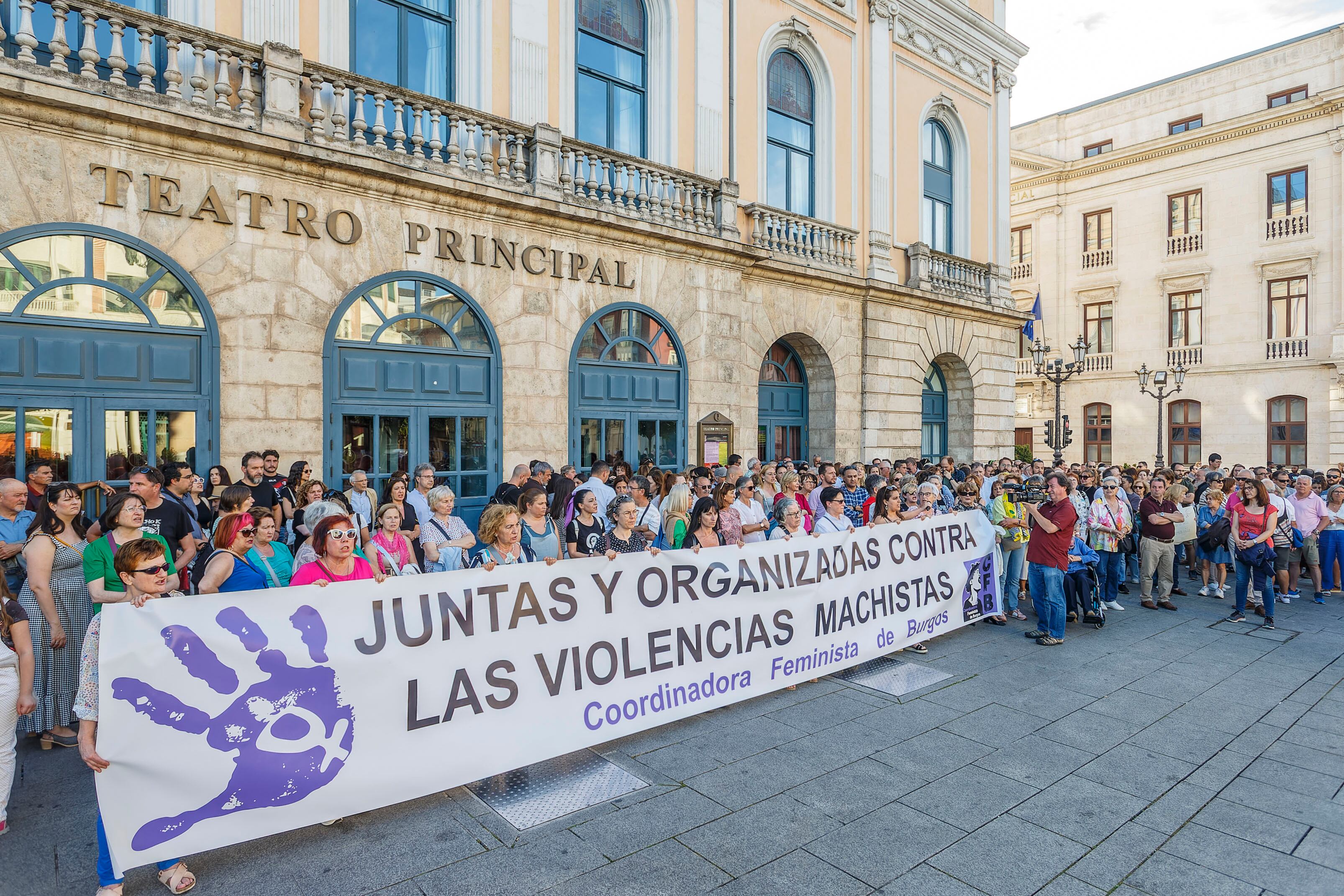 BURGOS, 02/07/2023.- Decenas de personas participan este domingo en una concentración convocada por la Coordinadora Feminista de Burgos después de que el juzgado de guardia haya puesto en libertad al hombre de 42 años detenido ayer sábado tras la muerte de su pareja en Burgos capital, una vez conocido el informe forense que indica que la causa de la muerte de la joven de 20 años es "compatible con un suicidio por ahorcamiento" y los traumatismos previos que presentaba "en ningún caso son la causa de la muerte". EFE/ Santi Otero