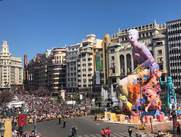 Miles de personas abarrotan Valencia en Fallas