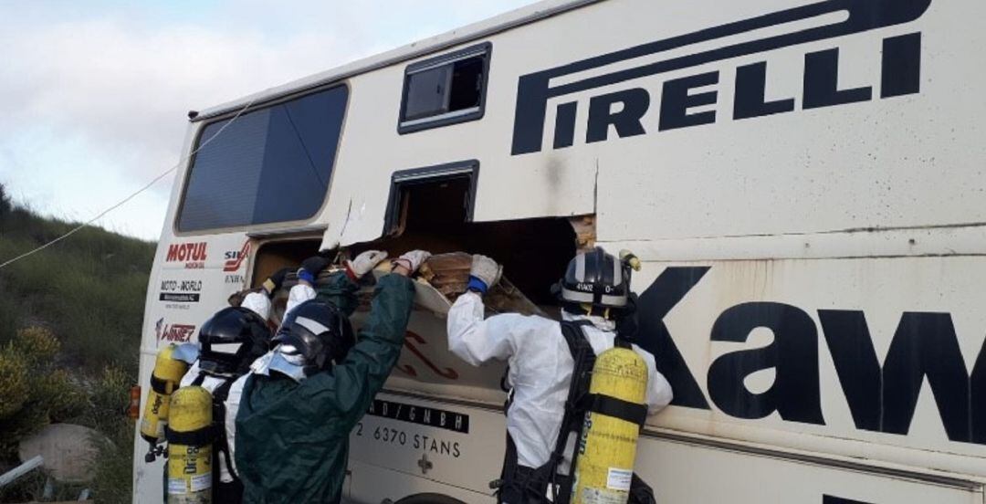 Los bomberos acceden al interior de la autocaravana