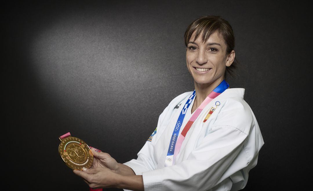 Sandra Sánchez posa con una de sus medallas de oro