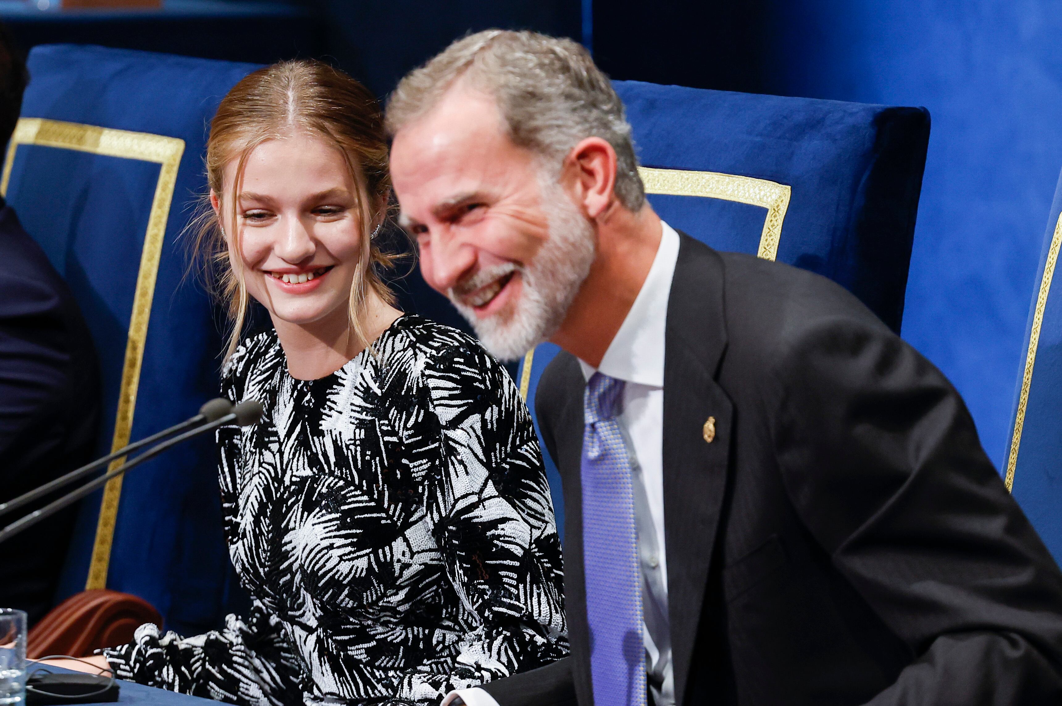 OVIEDO, 28/10/2022.- El rey Felipe VI (d) y la princesa Leonor (i) interviene durante la ceremonia de entrega de la 42 edición de los Premios Princesa de Asturias celebrada en 2022.