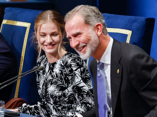 OVIEDO, 28/10/2022.- El rey Felipe VI (d) y la princesa Leonor (i) interviene durante la ceremonia de entrega de la 42 edición de los Premios Princesa de Asturias celebrada este viernes en el Teatro Campoamor de Oviedo. EFE/ Ballesteros