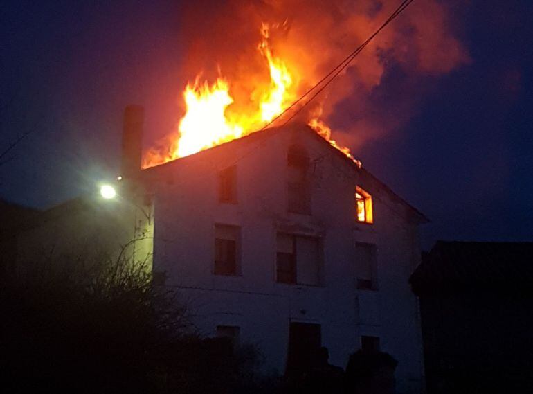 Aparatoso incendio en Orbó (Palencia