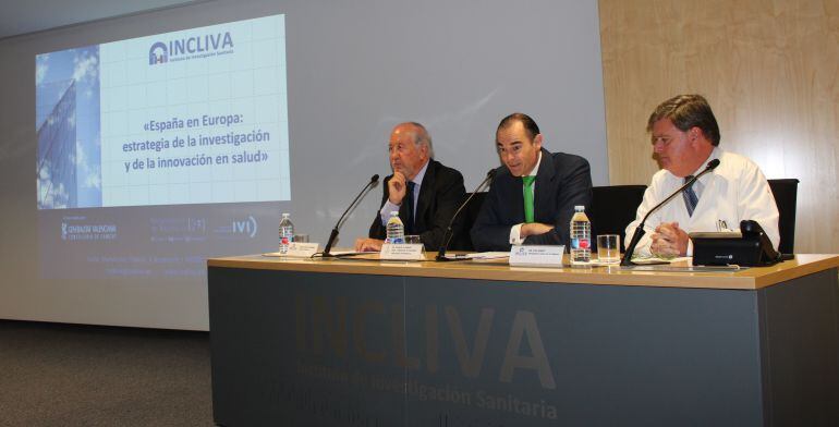 El conseller Manuel Llombart inaugura un foro sobre investigación, y previamente al acto, ha hablado de las presuntas irregularidades del gerente del Hospital General de Valencia