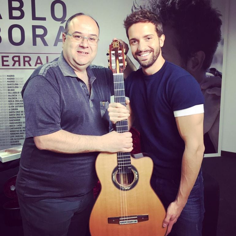 Vicente Carrillo entregando su guitarra a Pablo Alborán